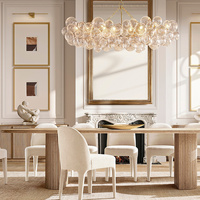Table à manger capsule en chêne clair artisanale, style Japandi, avec deux piédestaux cannelés, table de cuisine architecturale pour hôtel boutique, villa