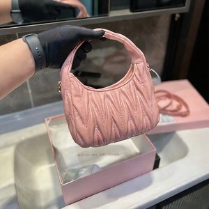 Bolsos de diseño de cuero genuino a la moda para mujer, bolsos de mano clásicos de lujo con correa. - Product Image 1