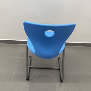 Chaise d'école bleue 400x600x750mm empilable avec structure métallique pour enfant, design contemporain - Product Image 3