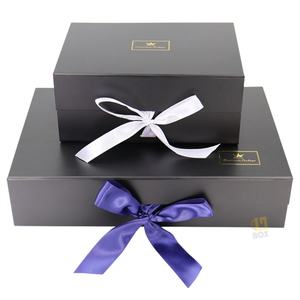 Boîtes à bougies de luxe personnalisées OEM ODM en carton ondulé noir et or, recyclables, avec doublure en éponge, emballage cadeau de voyage, ruban et estampage - Product Image 1