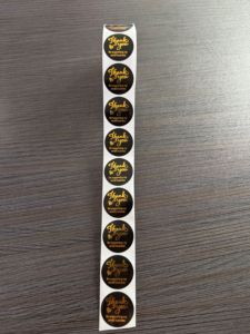 สติกเกอร์โลโก้วงกลมฟอยล์ทองสีสันสดใสแบบกำหนดเองได้ ฉลากบรรจุภัณฑ์แบบม้วน พิมพ์ UV กันน้ำ - Product Image 6