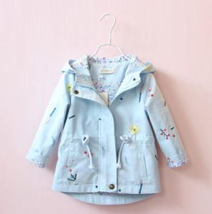 Fournisseur chinois de vêtements pour filles plus âgées, manteau trench pour enfants à capuche avec fermeture éclair et taille large brodée - Product Image 3