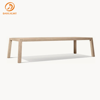Table basse d'extérieur en bois massif, plateau rectangulaire, design à pieds évasés, finition patinée pour patio et jardin