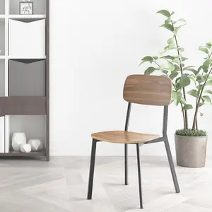 Hochwertiger moderner schwarzer Metallrahmen Esszimmers tuhl Holzsitz Stahl Stapelbare Restaurant möbel Stühle