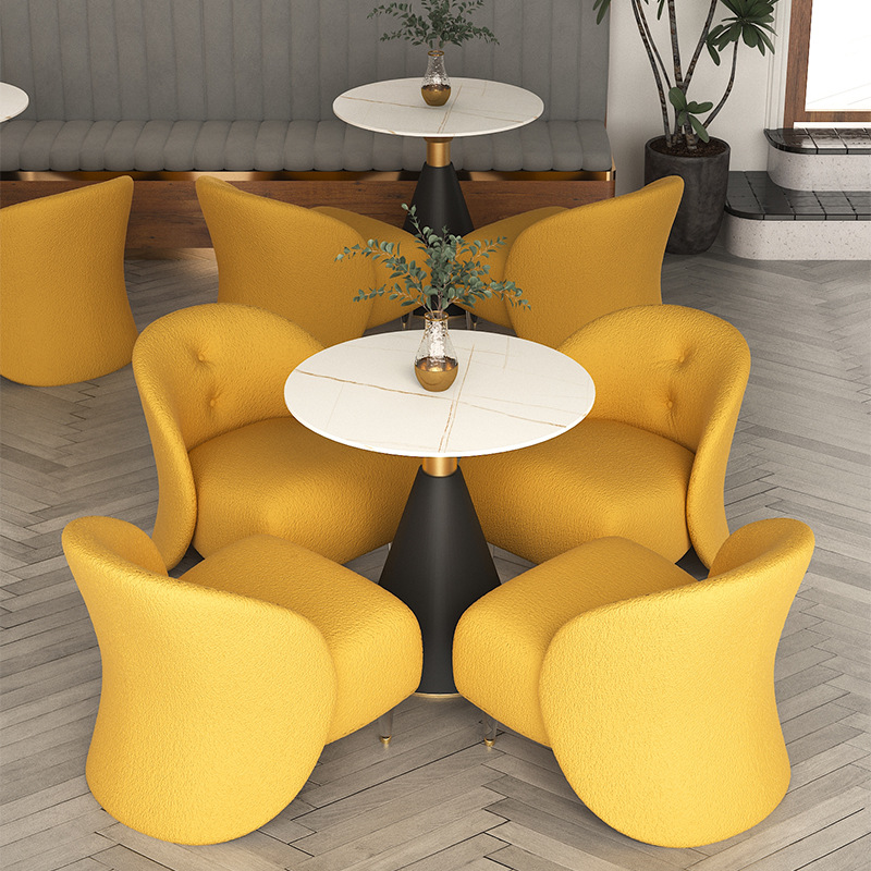 Sofá individual amarillo en forma de media luna