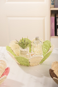 Hermosa cesta hecha a mano con detalles en pétalos - Product Image 4