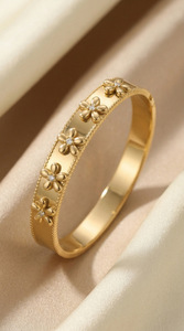 Bracciale in Acciaio Inossidabile Placcato Oro con Fiore a Cinque Petali in Rilievo, Bracciale in Titanio con Zirconia Cubica e Fiore 3D - Product Image 4