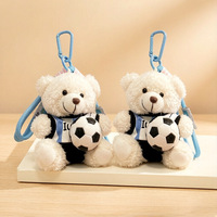 Porte-clés en peluche ours tendance en gros, breloque souple pour sac de football, idéal pour les souvenirs de football et les cadeaux pour les fans, accessoires de collection