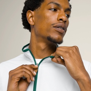 ชุดกีฬาไนลอนสำหรับผู้ชายแบบกำหนดเอง ขายส่ง ชุดเทนนิสและพิคเคิลบอล พร้อมเสื้อแจ็คเก็ตแขนยาว กางเกงขาสั้น 2 ชิ้น สำหรับผู้ชาย - Product Image 5