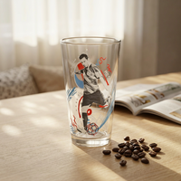 Gobelet en verre imprimé avec un motif d'étoiles sur le thème du football