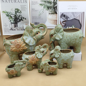 Jarrón Decorativo Plano con Diseño de Flor y Elefante de China - Product Image 1
