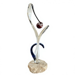 Sculpture florale en verre soufflé à la main, rouge, blanc, bleu, décoration artistique sur socle en pierre, faite à la main - Product Image 1