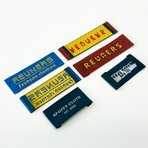 Étiquettes de vêtements en polyester écologiques tissées sur mesure de luxe avec logo en relief et extrémité asymétrique pour vêtements, chaussures, sacs, jeans - Product Image 4