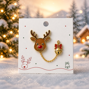 Pin de esmalte suave de reno navideño con colgante de cascabel y cadena dorada, joyería de invierno festiva, broches, insignias, venta al por mayor, personalizado de fábrica - Product Image 1