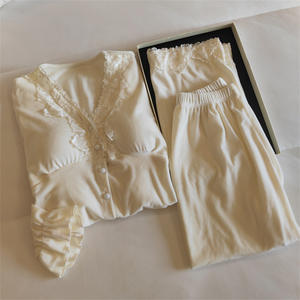 ชุดนอนผ้าฟลีซสำหรับผู้หญิง พร้อมแผ่นรองบรา ผ้าฟลีซบางเบา อุ่นสบาย แต่งขอบลูกไม้หวาน สีนมแอปริคอต ผลิตตามแบบ ODM สำหรับฤดูใบไม้ผลิ ฤดูใบไม้ร่วง และฤดูหนาว - Product Image 3