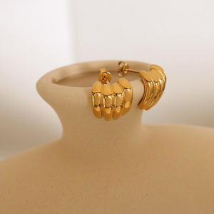 Luoyan nouveauté boucles d'oreilles funky plaqué or 18 carats en acier inoxydable forme de <span class=keywords><strong>banane</strong></span> boucles d'oreilles Huggie bijoux à la mode - Product Image 2