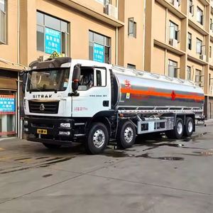 Camion-citerne de transport de carburant essence et diesel Sinotruck personnalisé en usine, en vente - Product Image 2