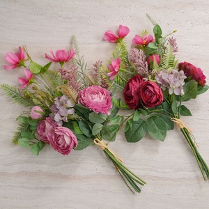 Ramo de Rosas Artificiales Carrying Dreams, Hojas Rosas y Verdes, Decoración para Bodas y Hogar CF01328C - Product Image 1