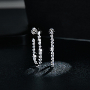 ต่างหูฮิปฮอปประดับเพชรโมอิสซาไนต์สีขาว วัสดุซิลิโคนสีเงิน - Product Image 2