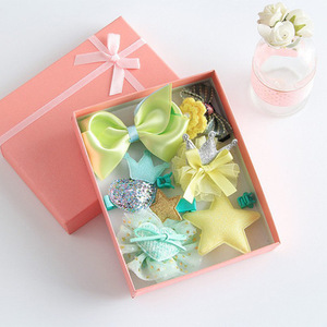 Set di 10 Accessori per Capelli in Tessuto per Bambine: Elastici, Fermagli, Fasce e Fermagli a Forma di Cartone Animato in Confezione Regalo - Product Image 4