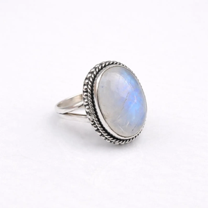 Anillo Ovalado de Piedra Lunar Arcoíris en Plata de Ley 925, Joyería Artesanal Boho con Piedras Preciosas para Uso Diario, Ocasiones Especiales y Regalos - Product Image 6