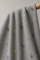Tissu en tweed gris tricoté avec broderie de perles douces et motifs floraux pour manteaux, costumes et vestes pour garçons et filles