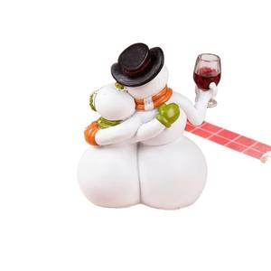 Coupelle de Noël en résine de haute qualité, amusante et romantique, avec un couple de bonhommes de neige tenant un verre de vin rouge, cadeau de bureau chaleureux pour père et <span class=keywords><strong>fils</strong></span> - Product Image 4