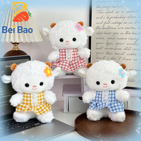 Plushie Factory Peluche Mouton Blanc Kawaii avec Robe à Carreaux et Pince à Cheveux Fleurie, Poupée en Peluche Mouton Moelleuse, Logo Personnalisé, pour Machine à Pinces