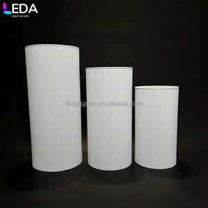 Centro de Mesa para Bodas y Decoración de Fiestas LEDA, Pedestal de Acrílico Blanco para Exhibición de Pasteles, Juego de Tres Piezas, Plinto para Bodas - Product Image 3