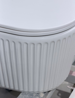 Cuvette de toilettes suspendue Ornado à trou unique, design rayé populaire, seulement 26 cm de hauteur, siphon en P, facile à nettoyer pour salles de bain de luxe