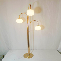 Accessoires de décoration de mariage : Lampes en roseaux, Décoration en fer forgé pour allée, 3 lampadaires dorés pour mariage