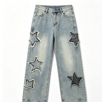 Pantalon en jean délavé bleu clair durable pour homme, taille mi-haute, coupe droite, avec bords bruts, patchs bicolores et effet usé, style Y2K Grunge Streetwear Tendance