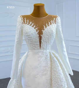 Vestido de Novia Sirena de Satén Color Marfil Moderno Feishiluo con Mangas Largas, Apliques Florales, Perlas y Cola Desmontable - Product Image 4