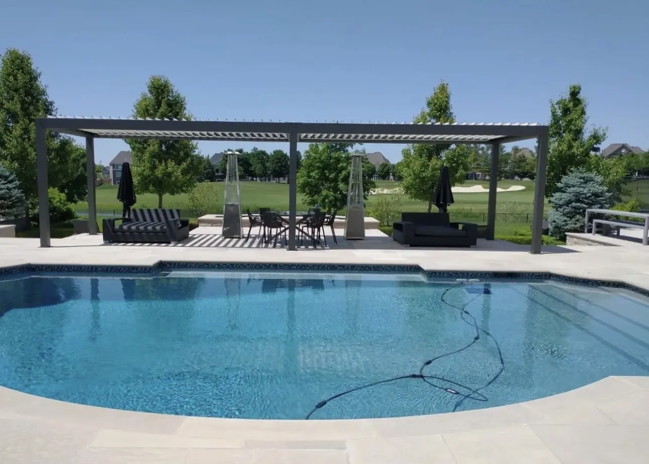 Gartenterrasse mit Lamellen eleganten Bögen Lämmern Pergola und Brücken-Design