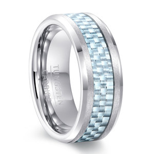 Anillo de Carburo de Tungsteno de 8mm con Incrustaciones de Fibra de Carbono Negra, Anillo de Boda para Hombre con Diseño Geométrico - Product Image 3