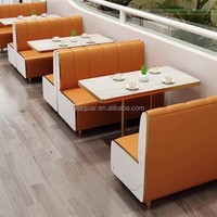 Ensemble de banquettes de restaurant modernes en cuir vert Jaguar souple avec garniture dorée et chaises de salle à manger pour café et villa