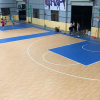 Revêtement de sol sportif en PVC prêt à être expédié, rouleau pour terrain de basketball, haute résilience, imperméable, fiable, joint sans soudure