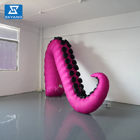 Tentacule de pieuvre gonflable Tentacules de tube de calmar rose géant pour l'installation d'art de décoration de bâtiment Sculpture gonflable