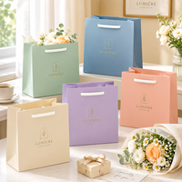 Sac en papier de luxe haut de gamme pour le commerce de détail, en papier artisanal, gaufrage, pelliculage mat, dorure à chaud, revêtement UV, recyclable, pour cadeaux de mode et bougies