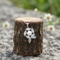 Collier de perles tendance 2027 plaqué or, pendentif fin, bijoux de perles marquise en forme de fleur pour femme, cadeau de mariée délicat Yiwu