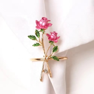 Personnaliser <span class=keywords><strong>Rose</strong></span> Or 304 En Acier Inoxydable Mariage Fleur Roses Ronds <span class=keywords><strong>De</strong></span> <span class=keywords><strong>Serviette</strong></span> Strass pour Fête <span class=keywords><strong>De</strong></span> Mariage - Product Image 2