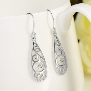 Orecchini Pendenti Vintage a Foglia Traforata da Donna, Accessori Moda Statement per Feste e Uso Quotidiano - Product Image 2