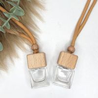 Vente en gros de flacons suspendus vides en verre pour parfum de voiture, diffuseur d'huiles essentielles pour voiture de 8 ml avec couvercle en bois