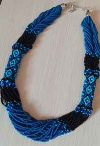 Collier en quartz multicouche fait main avec perles de verre bleues et noires, bijou statement vintage torsadé à multiples brins avec fermoir en métal - Product Image 3