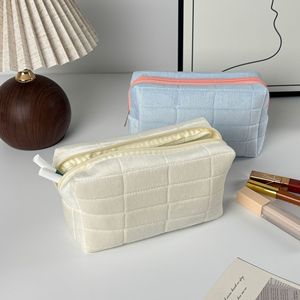 <b>Large</b> Capacity <b>Plush</b> Cosmetic Bag With Zipper Closure Solid Color Quilted Pattern Travel Toiletry Storage Pouch For Home Use - Product Image 2