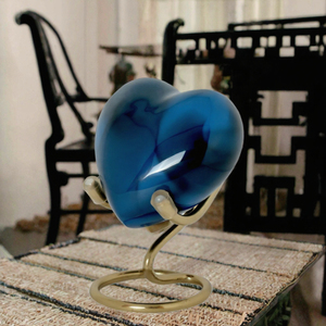 Urne et pot décoratifs de luxe en métal fini bleu antique avec cœur décoratif sur support fini bleu - Product Image 2