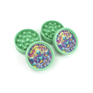 Molino de Hierbas Secas Redondo de Plástico Beyonlabs con Diseño de Pulpo Colorido en Azul, Verde, Morado, Blanco y Negro - Product Image 4