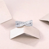 Bague élégante en moissanite croisée en argent sterling 925, style torsadé avec pierres étincelantes