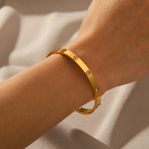 <span class=keywords><strong>Bracciale</strong></span> di Lusso di Alta Gioielleria in Acciaio Inossidabile Dorato con Zirconi e Diamanti a Vite Modello Love da <span class=keywords><strong>Donna</strong></span> di Marca - Product Image 5