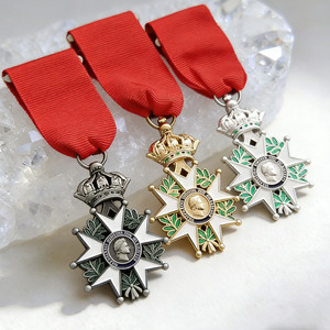 Medaglia a Stella Personalizzata di Alta Qualità, Distintivo Commemorativo 3D Smaltato con Corona per Souvenir, Premio d'Onore e Regalo da Collezione - Product Image 1